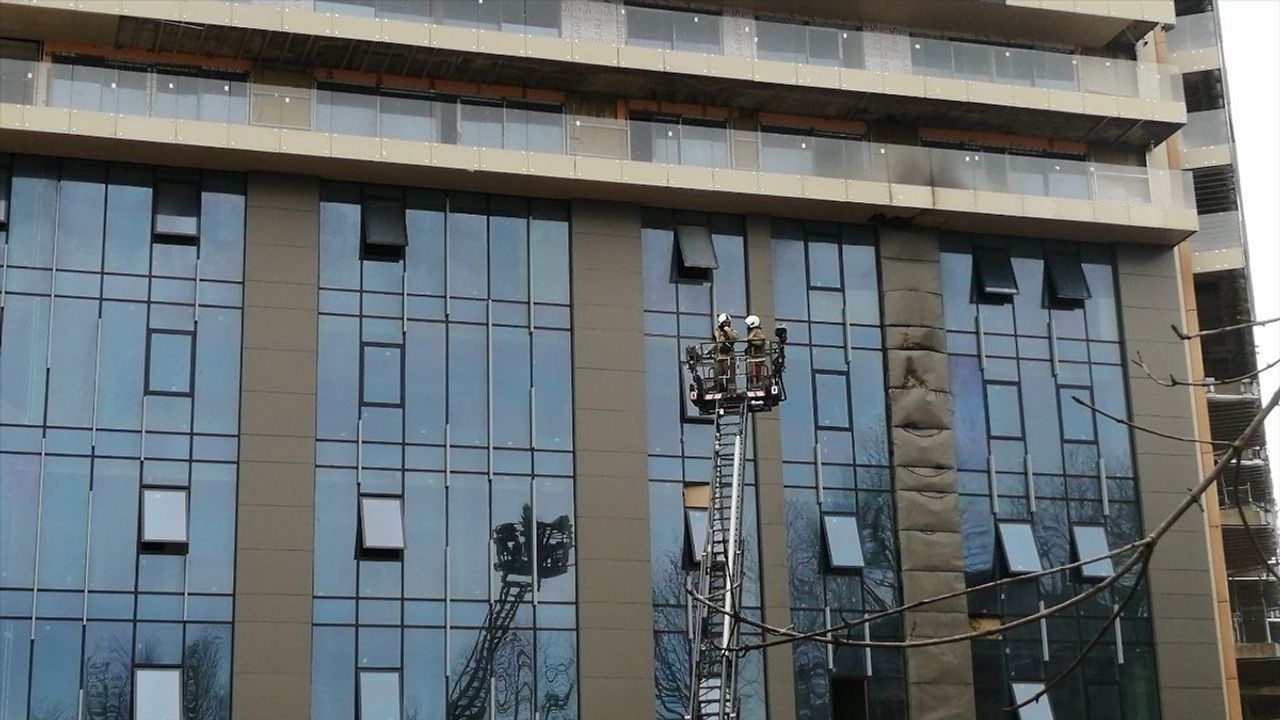 Sarıyer'deki 30 Katlı Otelin Yangını Kontrol Altına Alındı