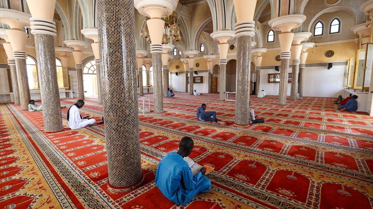 Senegal'in Renkli Camileri: Görsel Bir Şölen