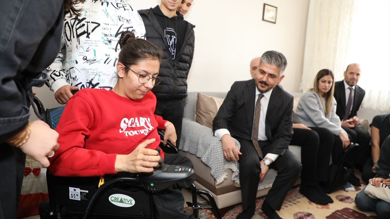 Sınıf Arkadaşlarından Yürüme Engelli Sinem'e Anlamlı Hediye