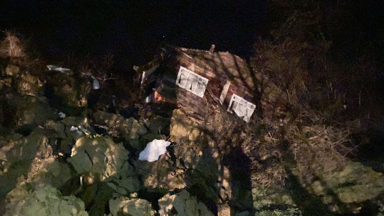 Sinop'ta Heyelan: 3 Ev Yıkıldı, 2 Yaralı
