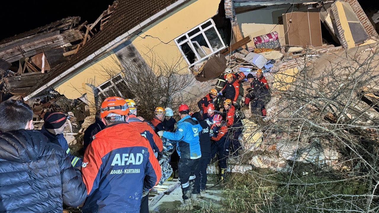 Sinop'ta Heyelan: 4 Yaralı, 3 Ev Yıkıldı