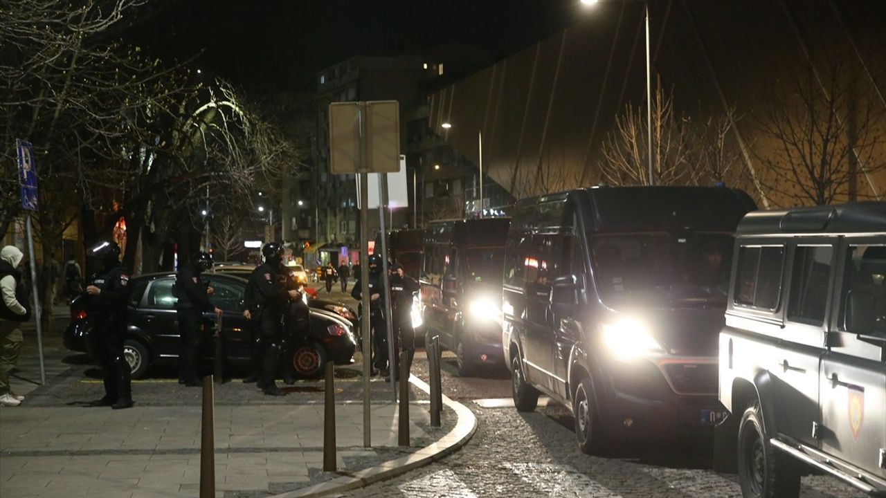 Sırbistan'da Öğrenciler, Kazanın Ardından Gösteri Düzenledi