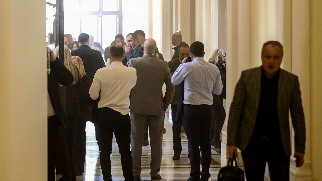 Sırbistan Meclisi'nde Kavga: İki Milletvekili Yaralandı