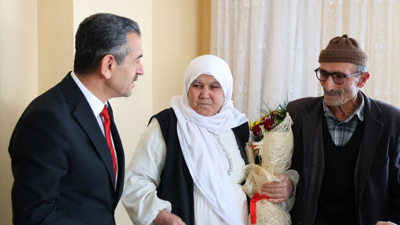 Şırnak Valisi Ekici, 52 Yıllık Evliliği Kutlayan Çifte Ziyarette Bulundu