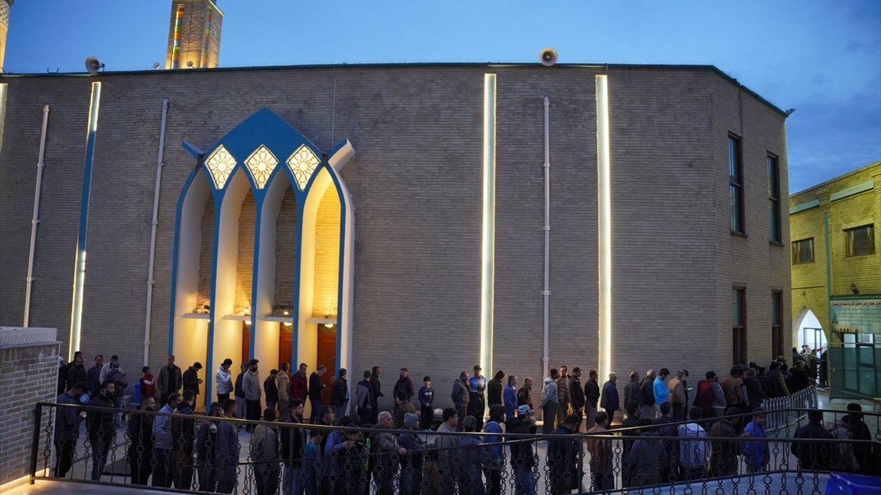 Süleymaniye'deki Ulu Cami'de İftar Geleneği 200 Yıldır Devam Ediyor