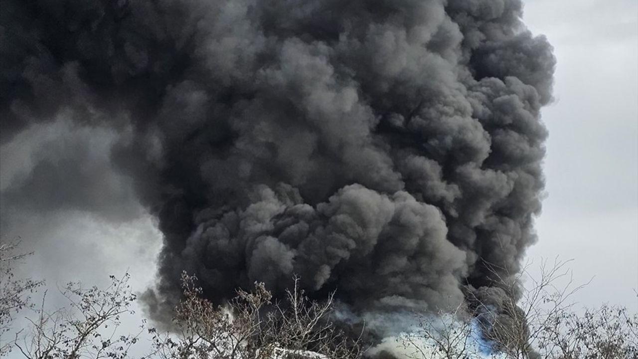 Sultanbeyli'de Yangın Alarmı: İtfaiye Ekipleri Olay Yerinde