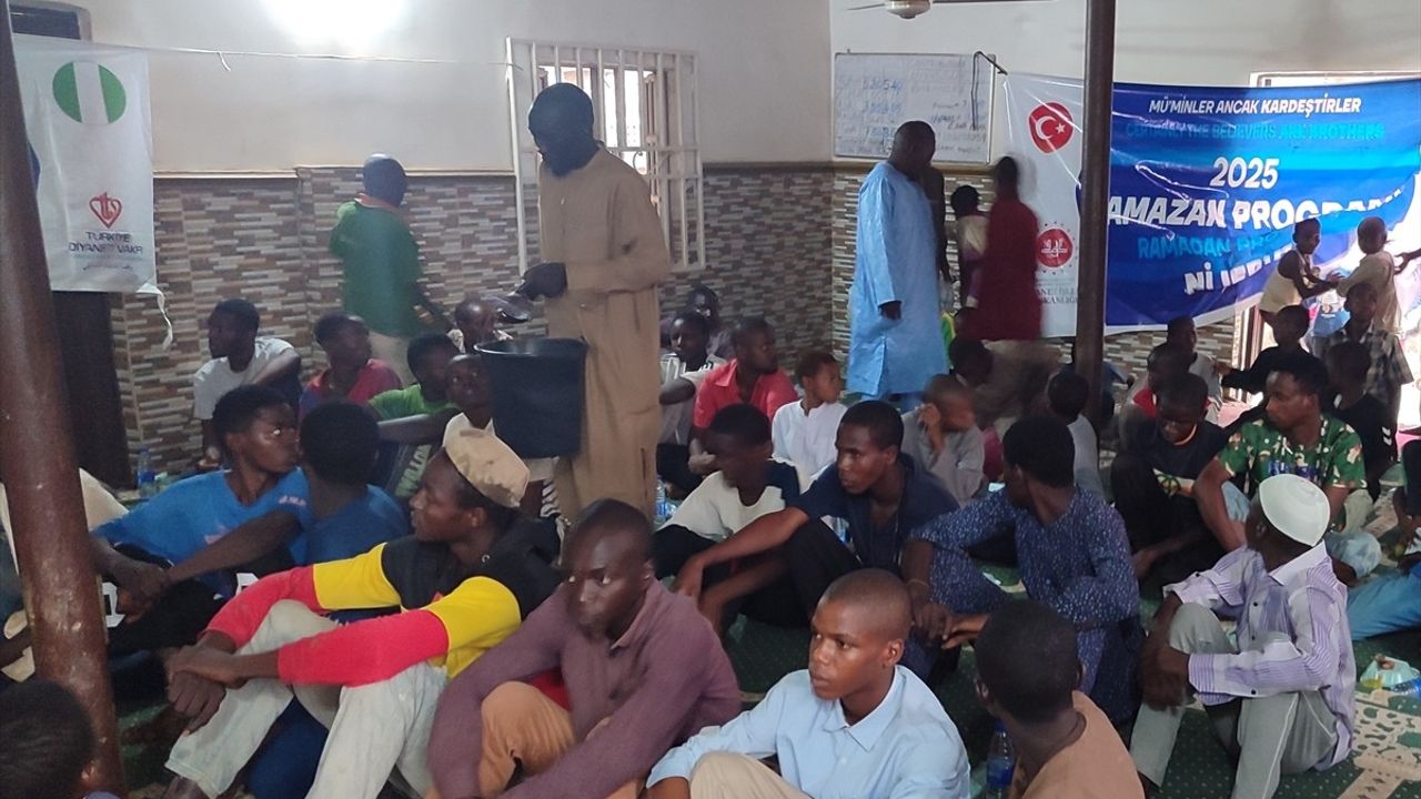 TDV, Nijerya'da İhtiyaç Sahipleriyle İftar Sofrası Kuruyor