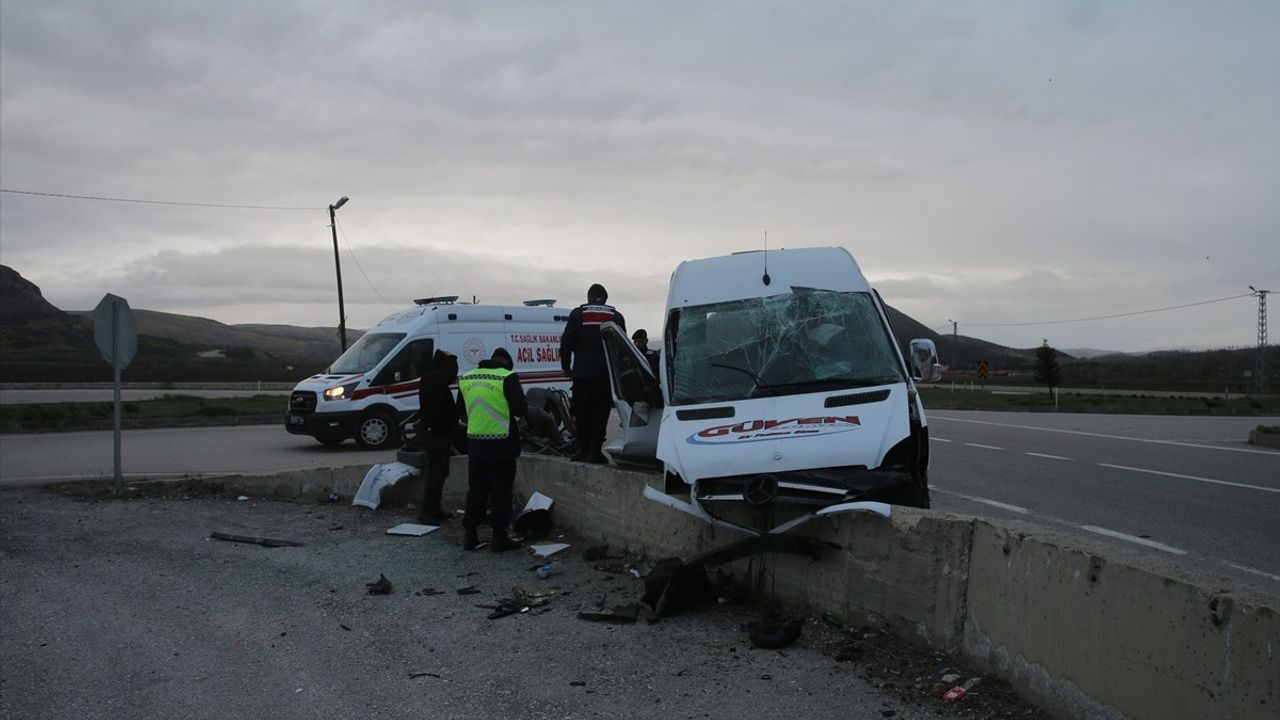 Tokat'ta İşçi Servisi Kaza Yaptı: 15 Yaralı