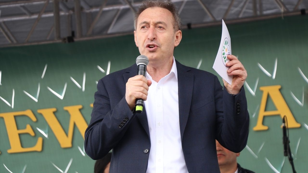 Tuncer Bakırhan, Siirt'teki Nevruz Kutlamasında Özgürlük Mesajı Verdi