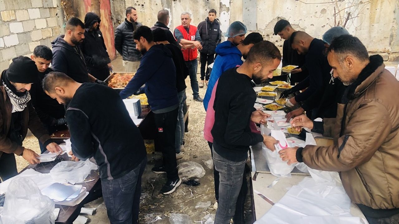 Türk Kızılay Ramazan'da Gazze'ye Sıcak Yemek Ulaştırıyor