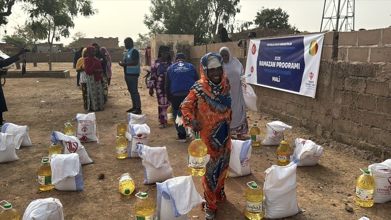 Türkiye Diyanet Vakfı Mali'de Selden Etkilenen Ailelere Yardımda Bulundu