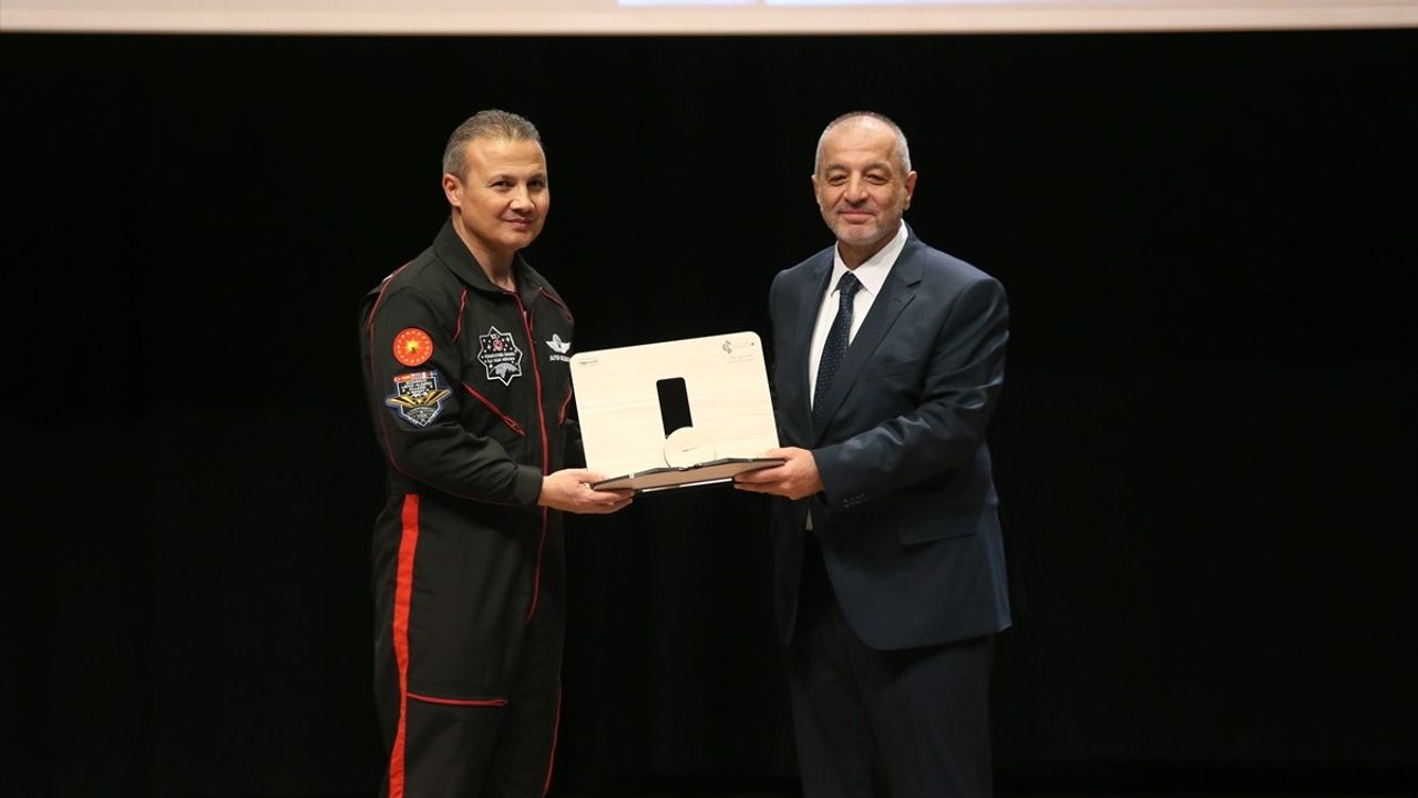 Türkiye'nin İlk Astronotu Alper Gezeravcı, Gaziantep'te Öğrencilerle Buluştu