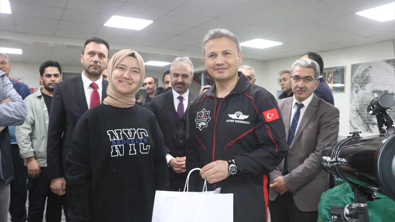 Türkiye'nin İlk Astronotu Alper Gezeravcı Rize'de Öğrencilerle Buluştu