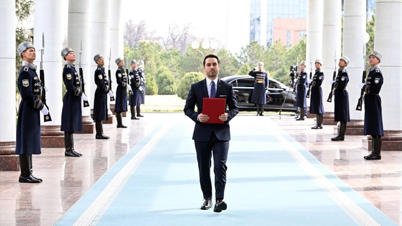 Türkiye'nin Taşkent Büyükelçisi Ufuk Ulutaş, Cumhurbaşkanı Mirziyoyev'e Güven Mektubunu Sundı