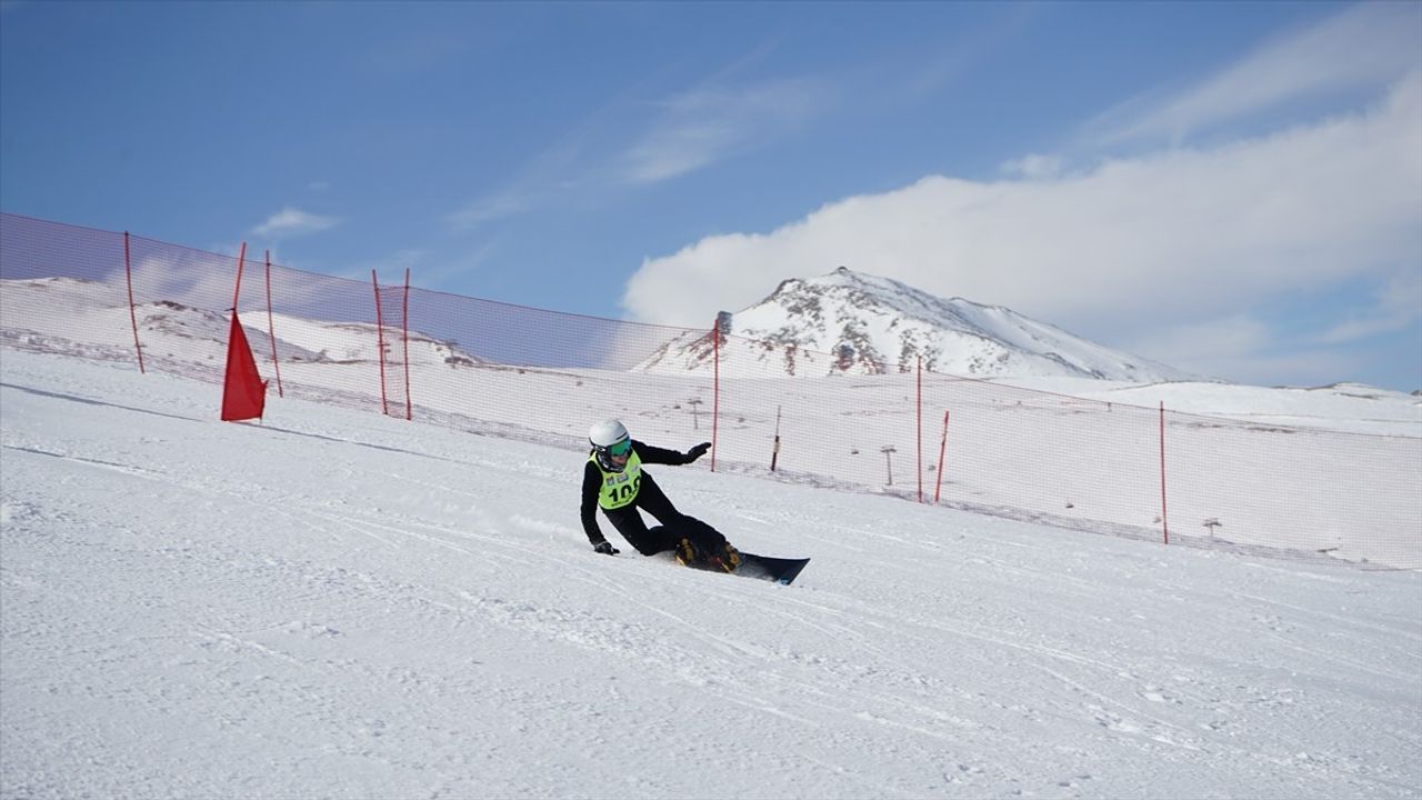 Türkiye Snowboard Şampiyonası Erciyes'te Heyecanla Başladı