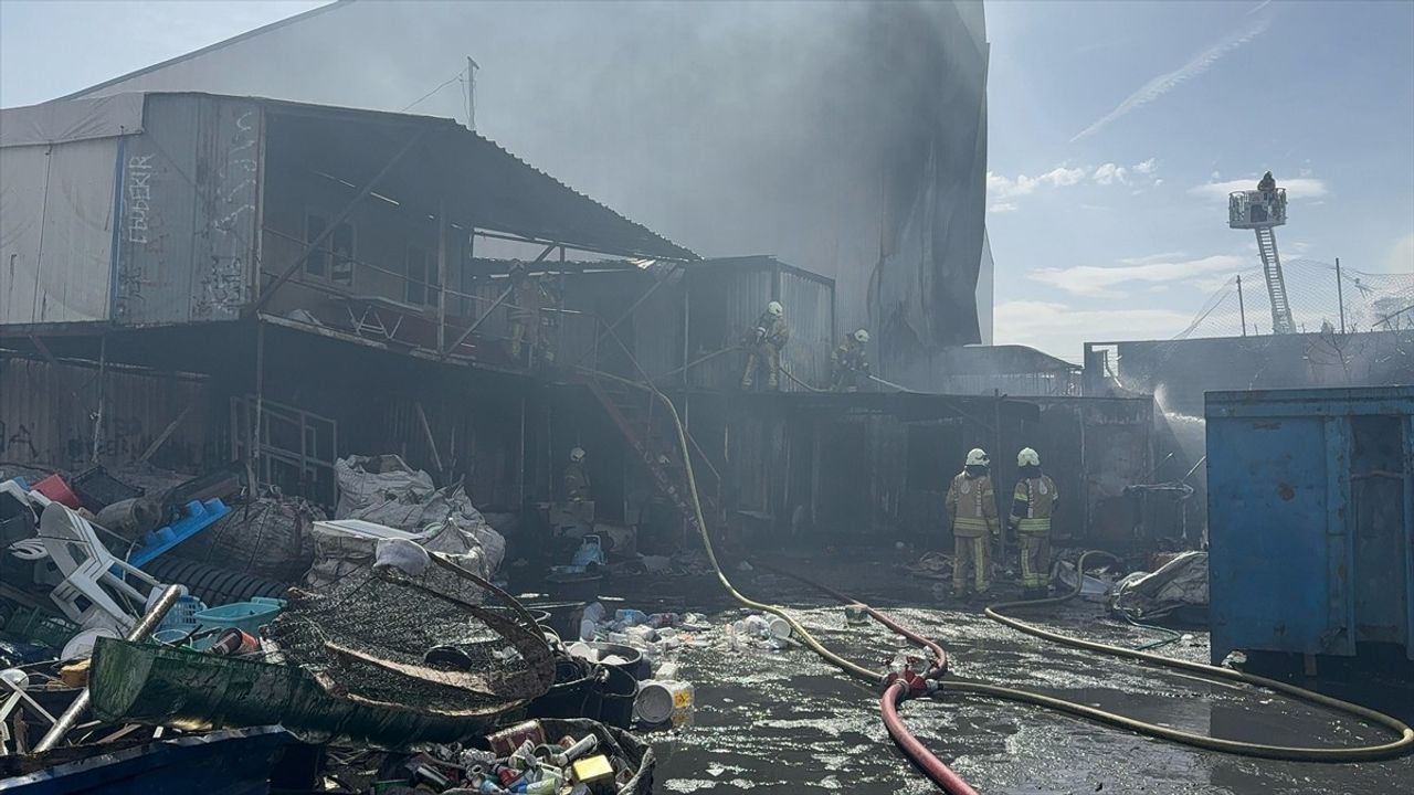 Ümraniye'de Hurdalık Alanda Yangın Çıktı