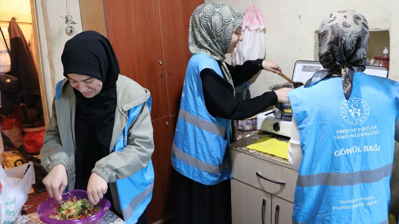 Üniversiteli Gençler Yaşlılara Ramazanda İftar Sofrası Hazırlıyor