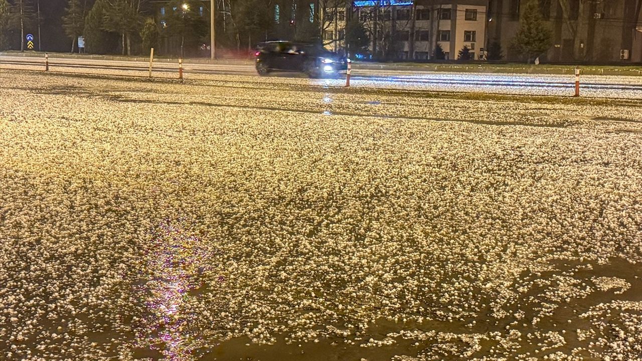 Uşak'ta Etkili Dolu Yağışı Hayatı Olumsuz Etkiledi