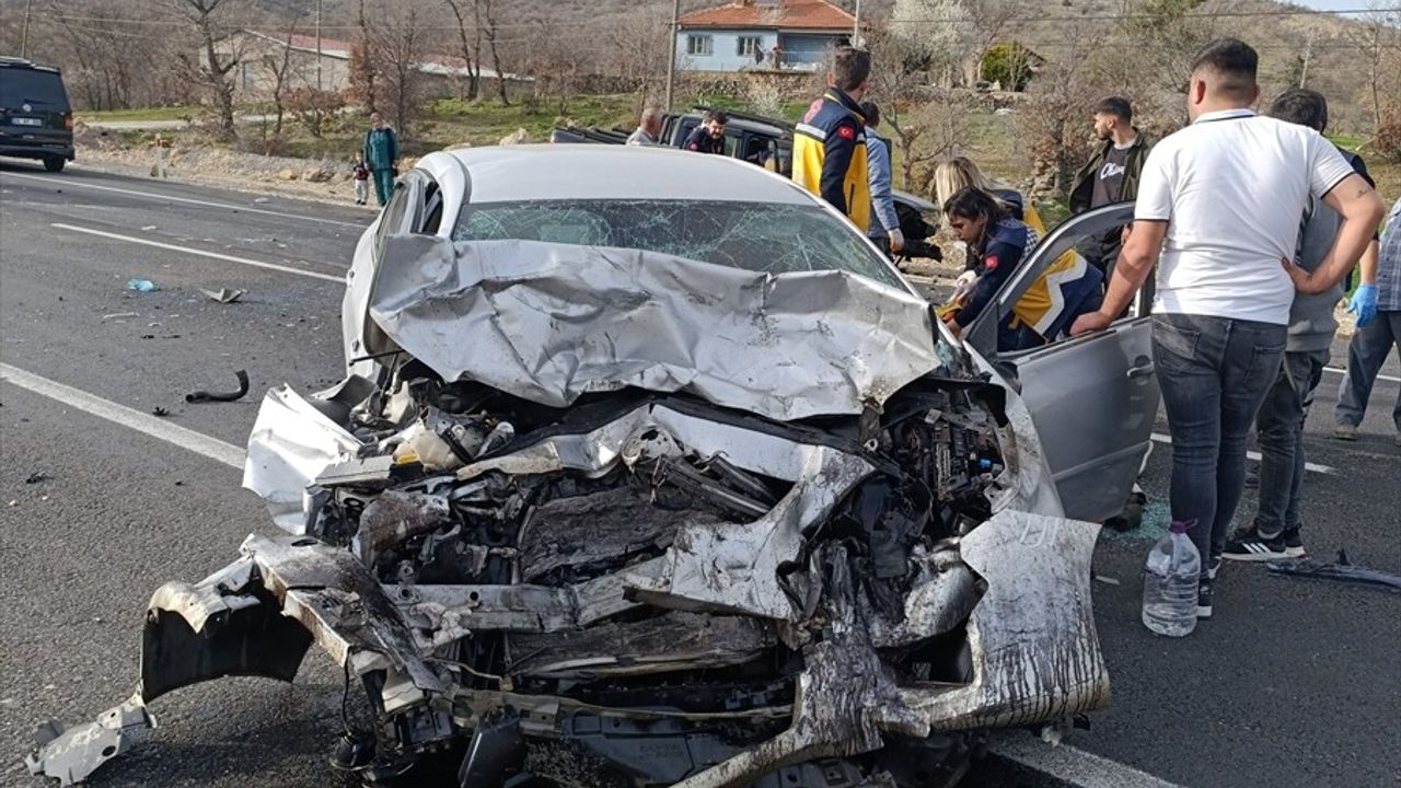 Uşak'ta Trafik Kazası: 1 Ölüm, 2 Yaralı