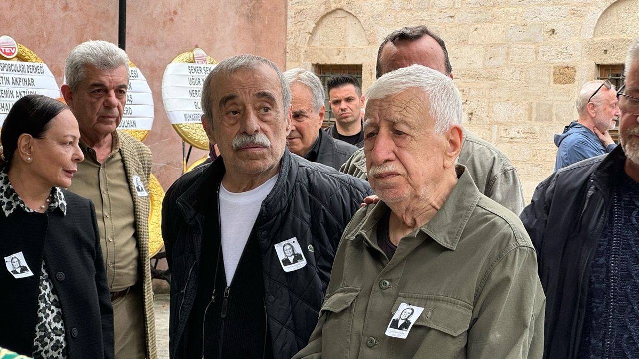 Usta Tiyatrocu Gülümser Gülhan Son Yolculuğuna Uğurlandı