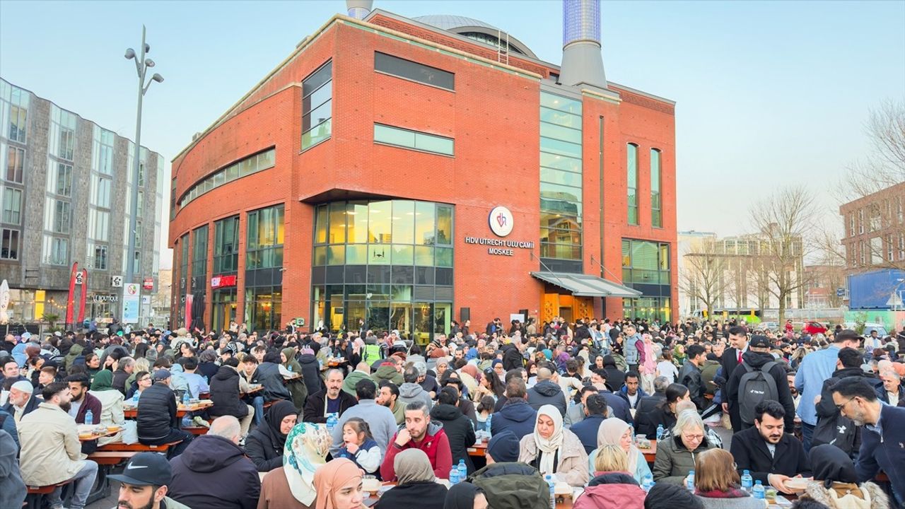 Utrecht'te Sokak İftarı: 1600 Kişi Bir Araya Geldi