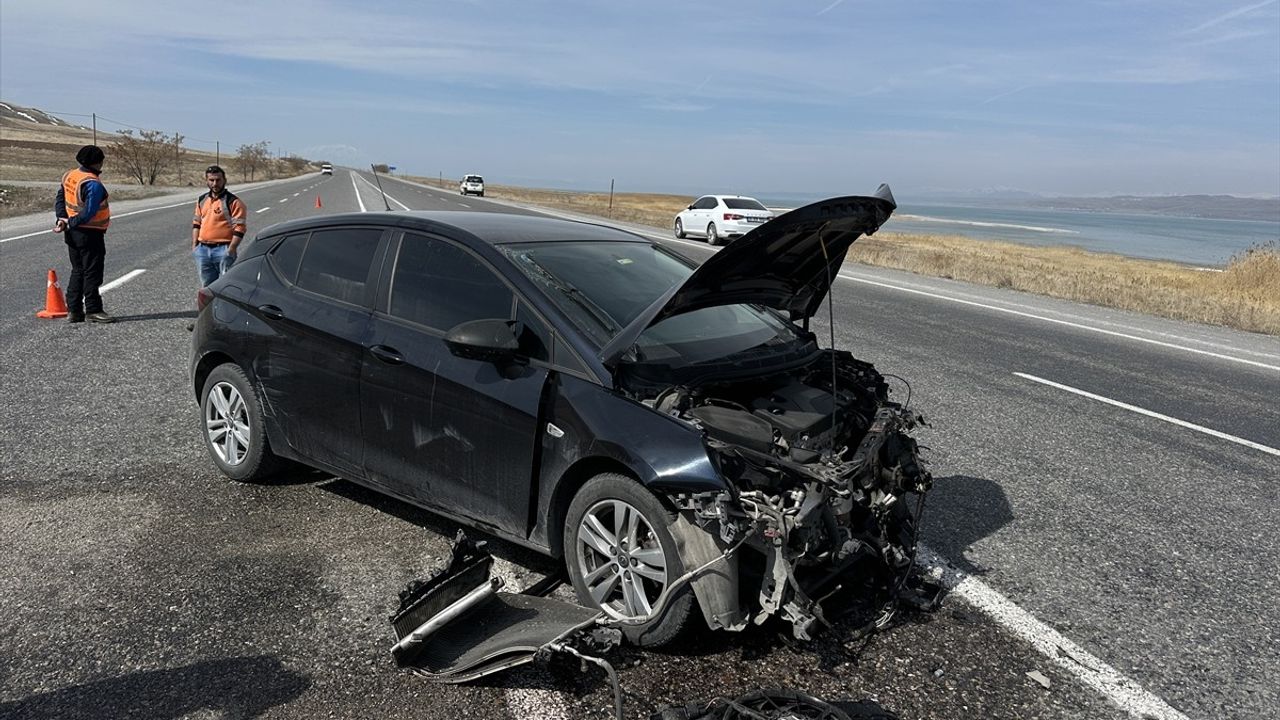 Van'da İki Otomobilin Çarpışması: 6 Yaralı