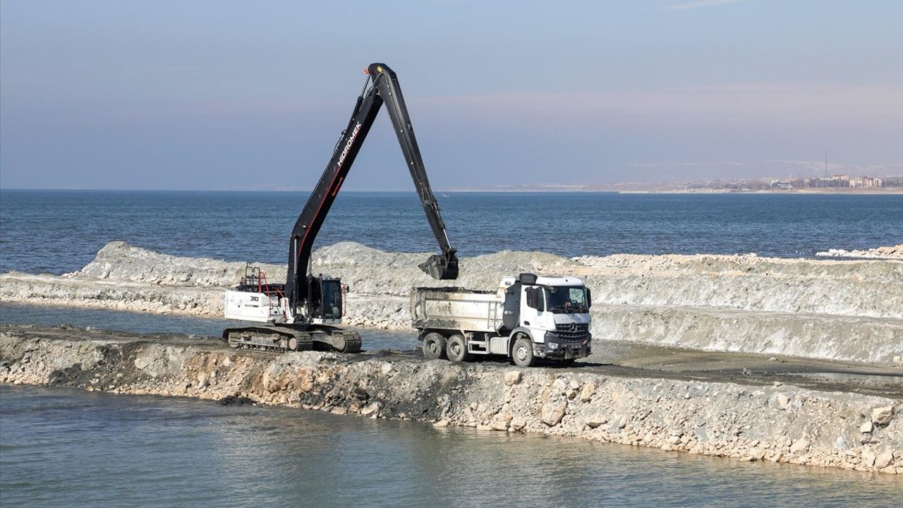 Van Gölü'nde Dip Çamuru Temizliği: 1.9 Milyon Metreküp Çıkarıldı