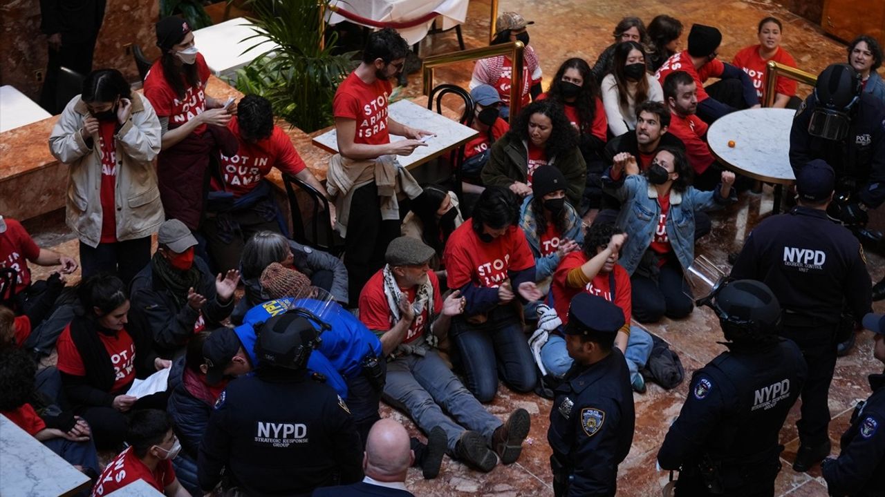 Yahudi Grubun Trump Tower'daki Eylemi: Mahmud Halil İçin Serbest Bırakılması Talebi