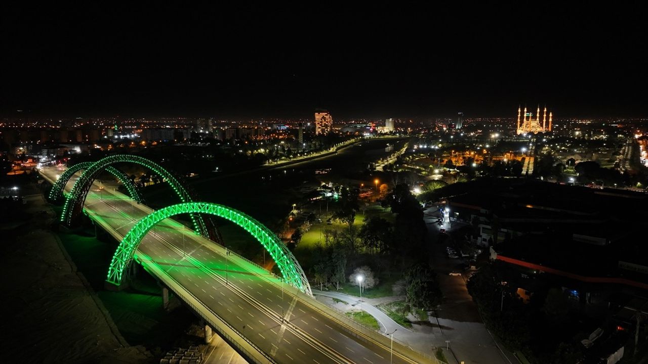 Yavuzlar Köprüsü Yeşilay Haftası İçin Işıklandırıldı