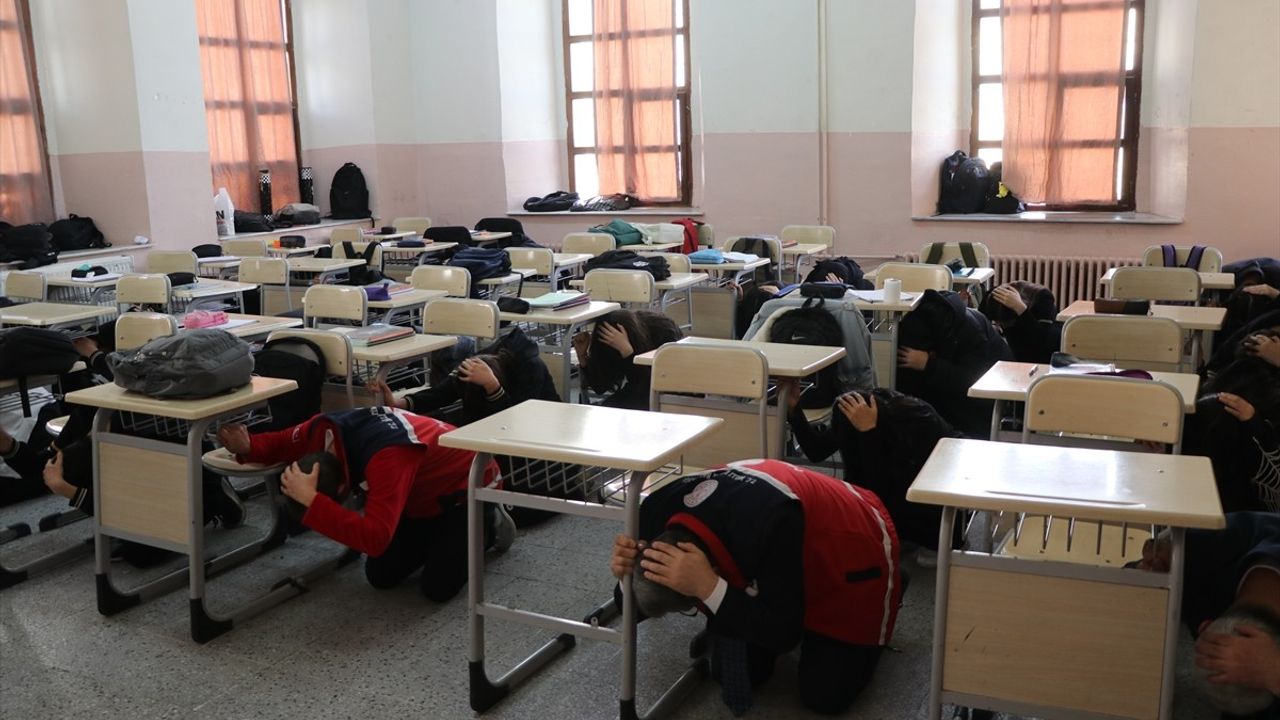 Yozgat Lisesi'nde Deprem ve Tahliye Tatbikatı Gerçekleşti