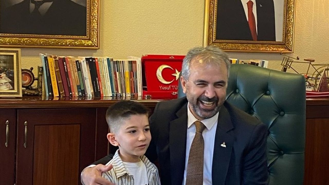 Adana'da 23 Nisan Coşkusu: Öğrenci Hediyelerle Ödüllendirildi
