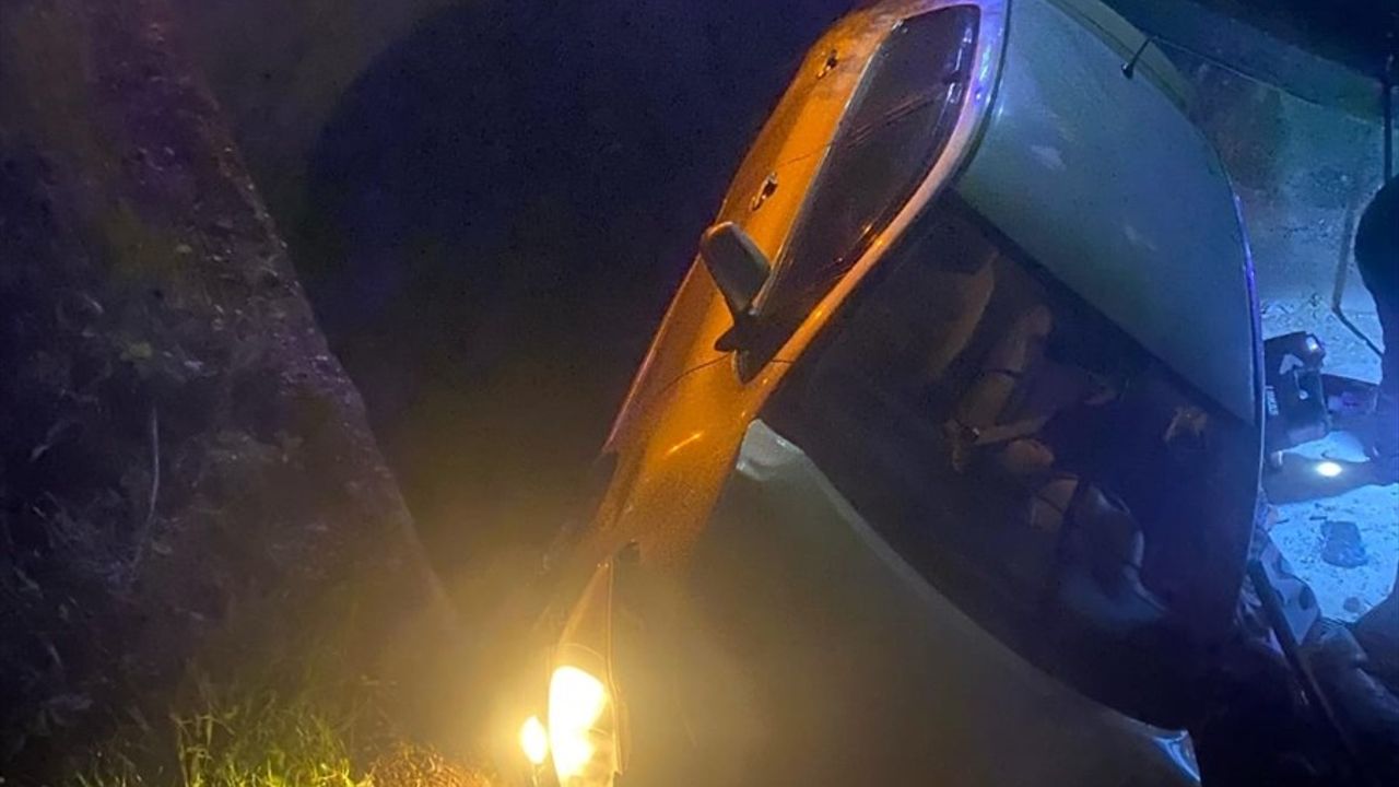 Adana'da Şarampole Devrilen Araçta İki Yaralı