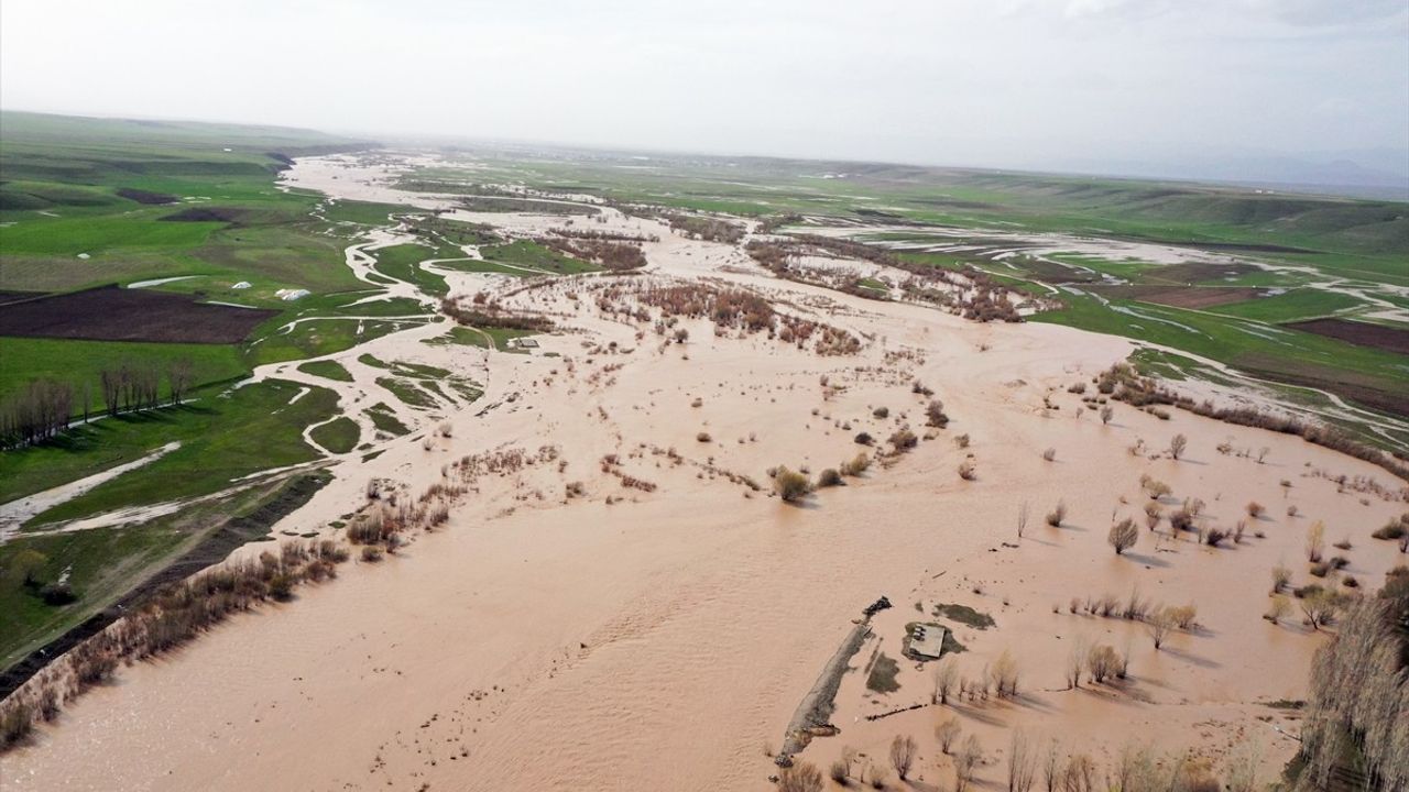 Ağrı'da Murat Nehri Taşarak Tarım Arazilerine Zarar Verdi