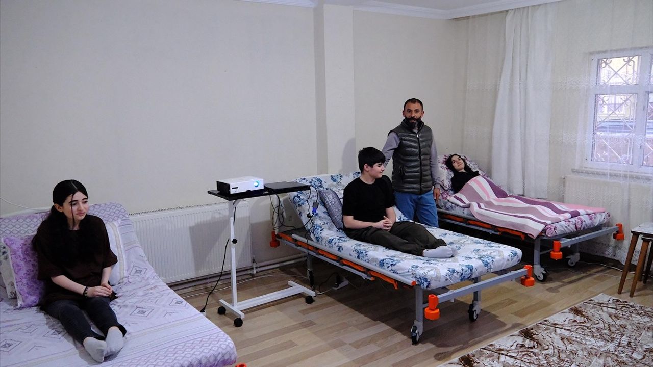 AK Partili Kaya ve Galatasaraylı Yıldızın Kas Hastası Çocuklarla Görüşmesi