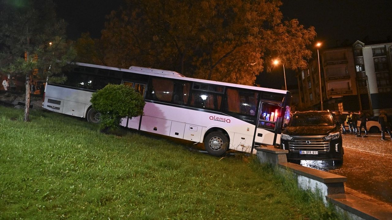 Ankara'da Freni Boşalan İşçi Servisi Başka Araçlara Çarptı