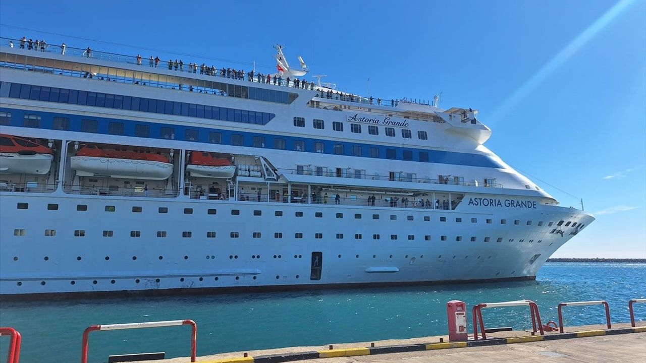 Antalya Limanı'na 'Astoria Grande' Kruvaziyeri Stop