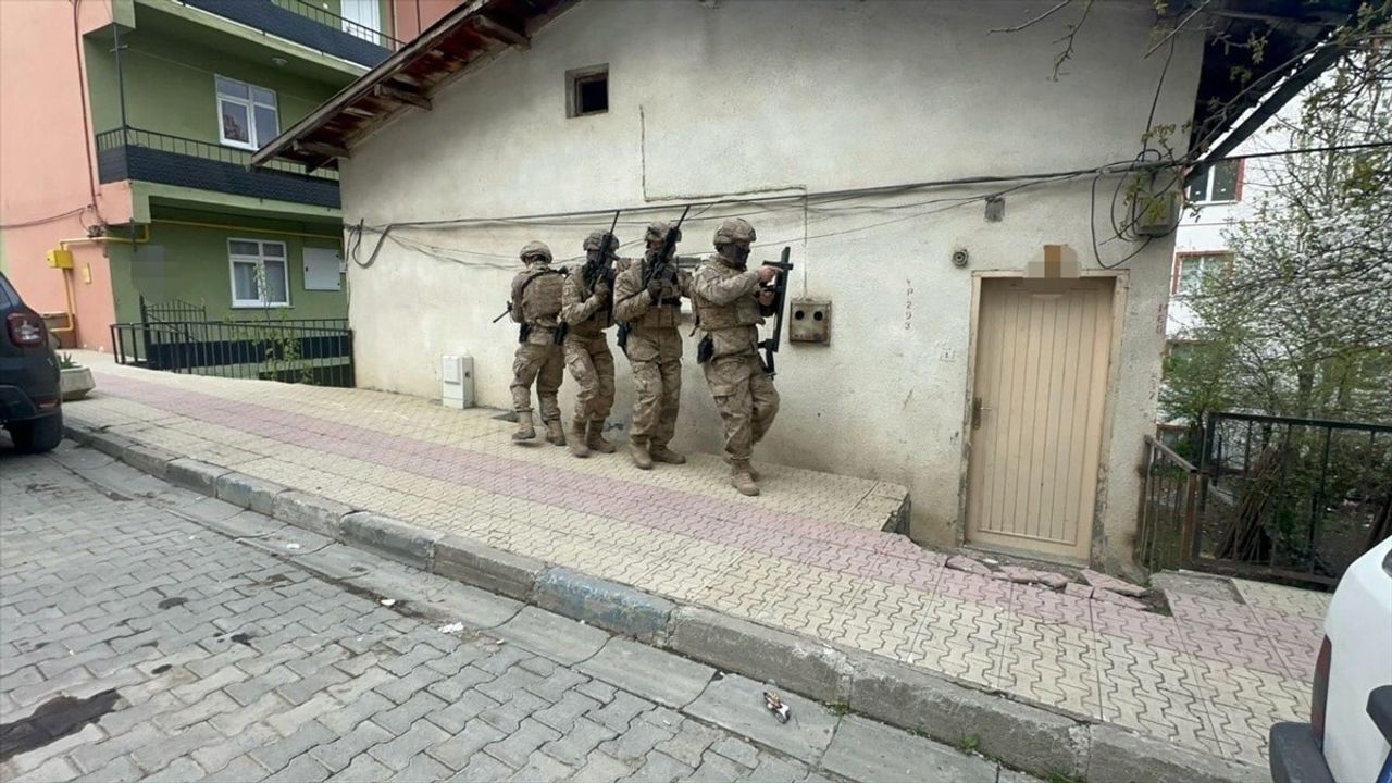 Artvin ve Trabzon'da Silah Kaçakçılığı Operasyonu: 9 Gözaltı