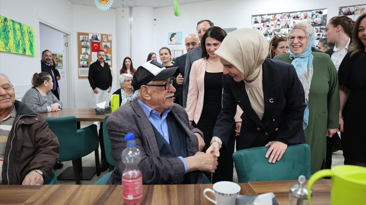 Bakan Göktaş, Berlin'de Türk Vatandaşı Gençler ve Yaşlılarla Buluştu