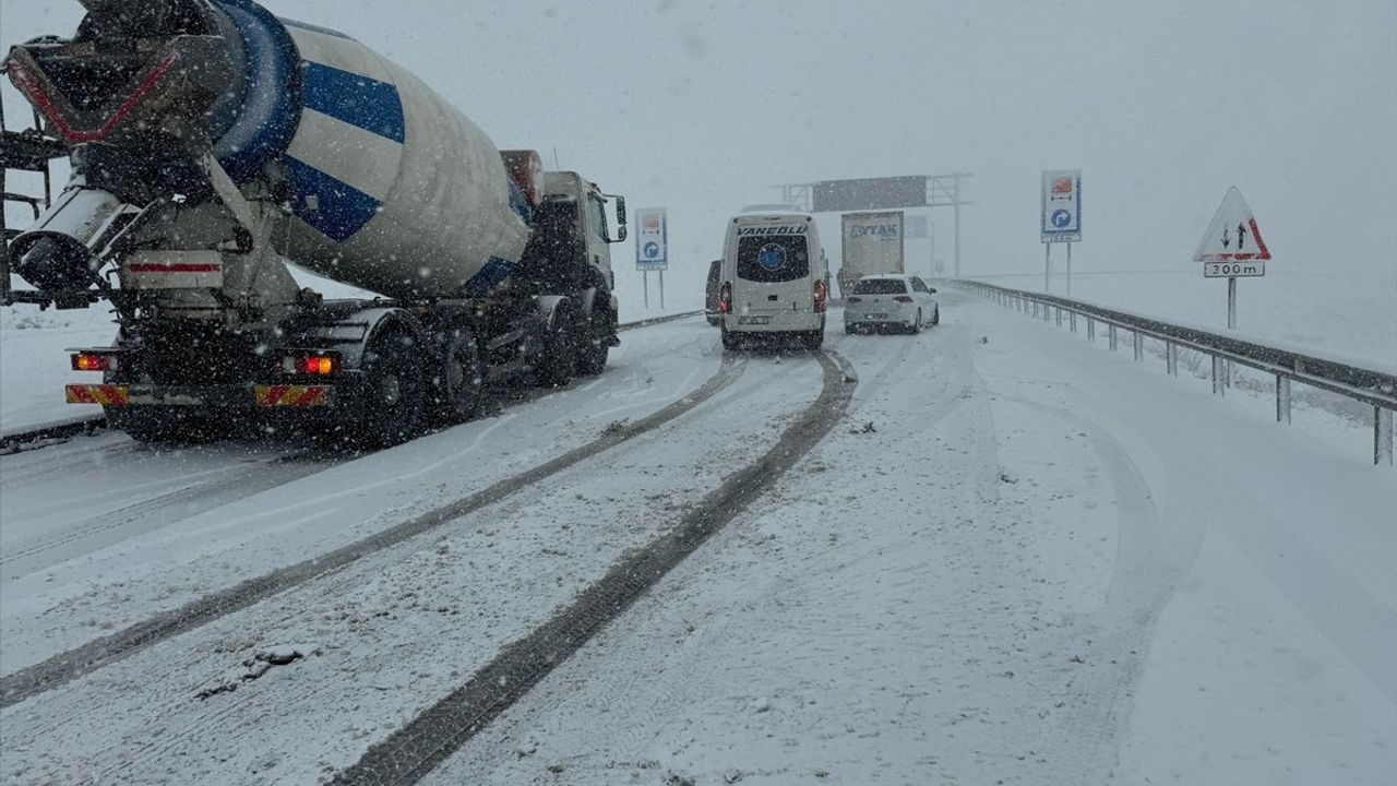Başkale'de Kar Yağışı Nedeniyle Araçlar Yolda Kaldı