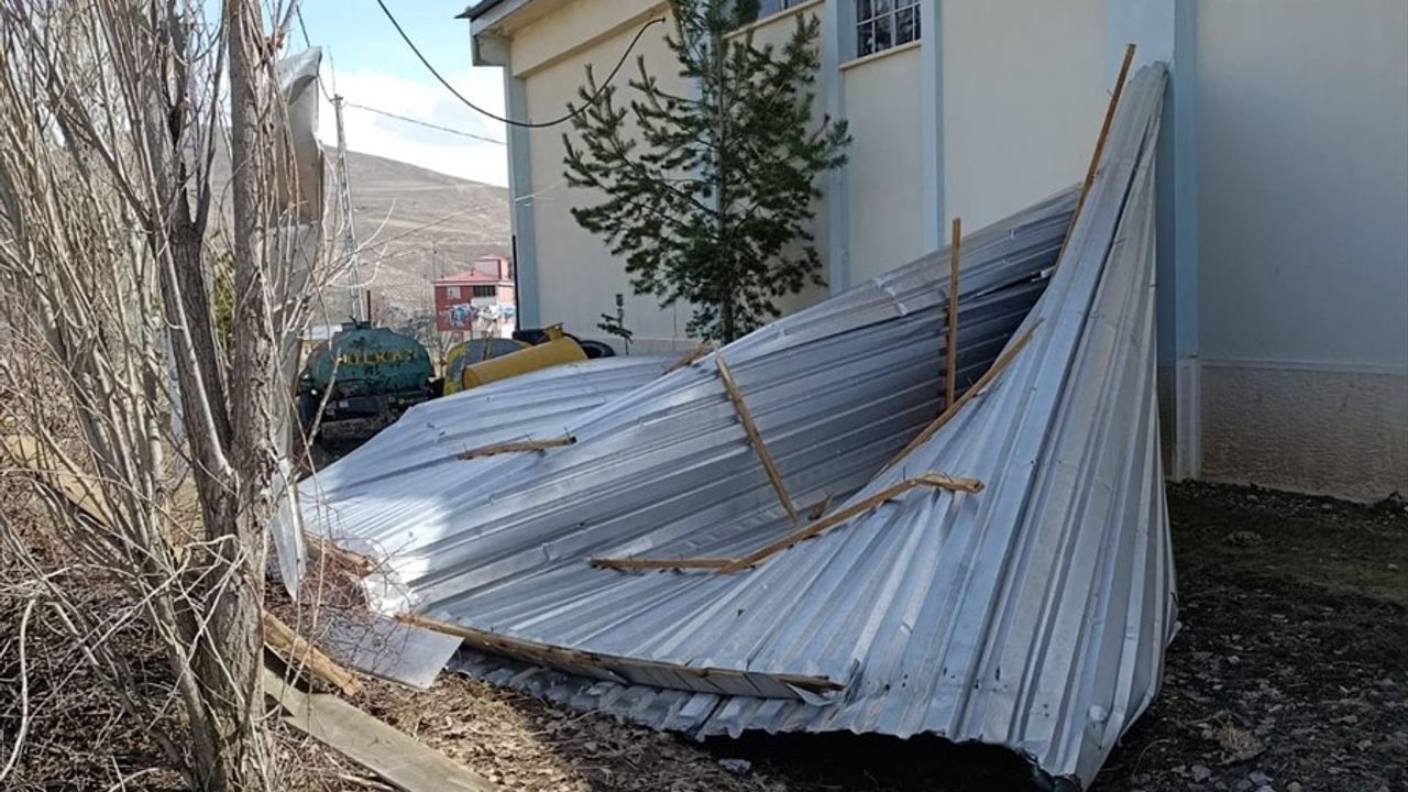 Bayburt'ta Şiddetli Rüzgar Hayatı Olumsuz Etkiledi