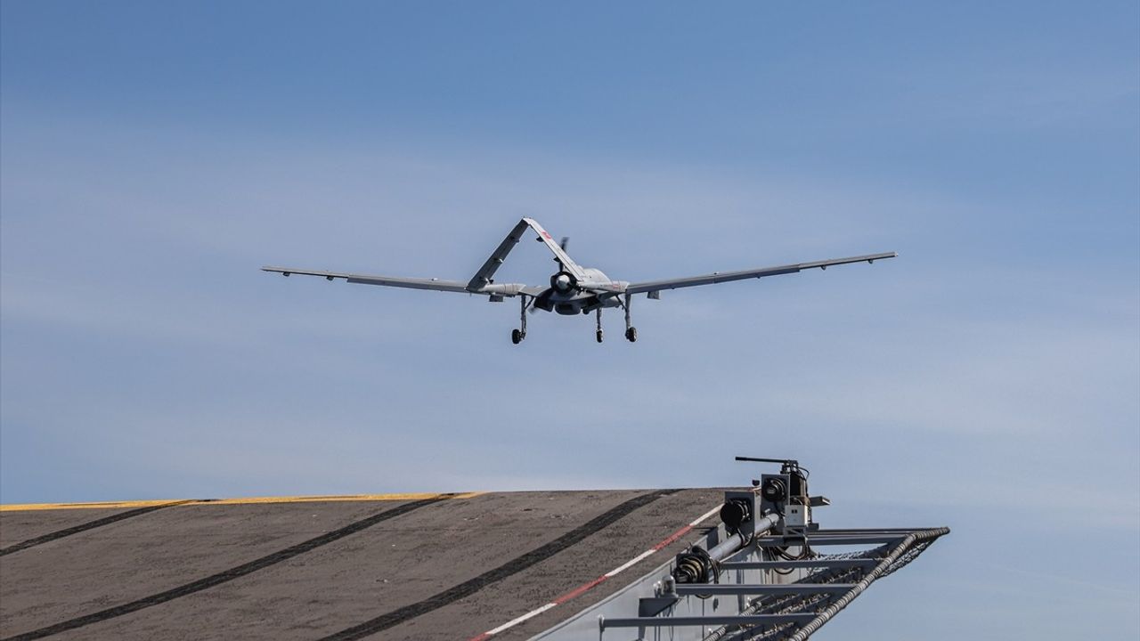 Bayraktar TB3 SİHA'nın TCG Anadolu'daki Başarılı Test Uçuşları