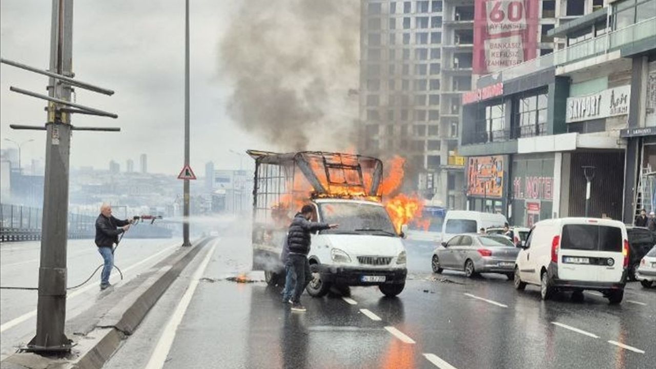 Beylikdüzü'nde Kamyonet Yangını