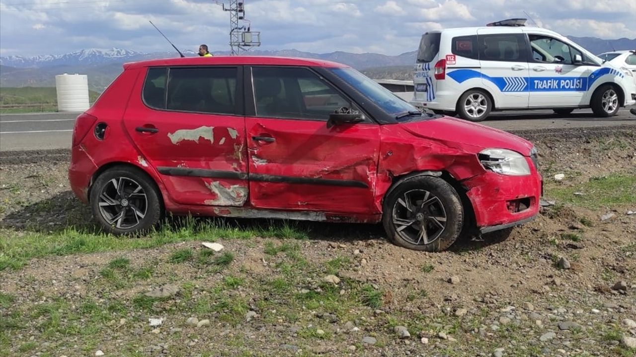 Bingöl'de Otomobil ile Sürücü Kursu Aracı Çarpıştı