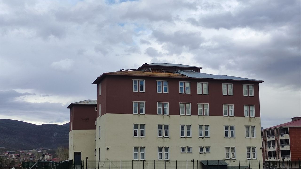 Bingöl'de Şiddetli Rüzgar Kız Yurdunun Çatısını Uçurdu