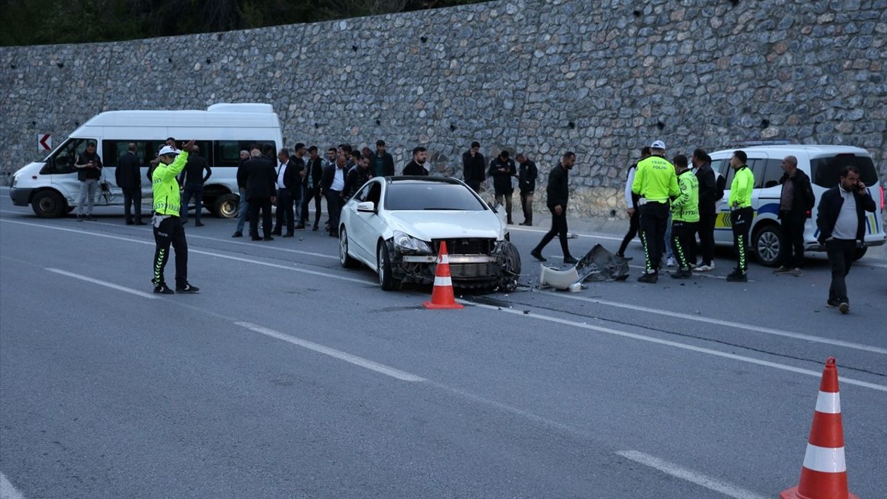 Bitlis'te Otomobil ve Minibüs Çarpıştı: 8 Yaralı