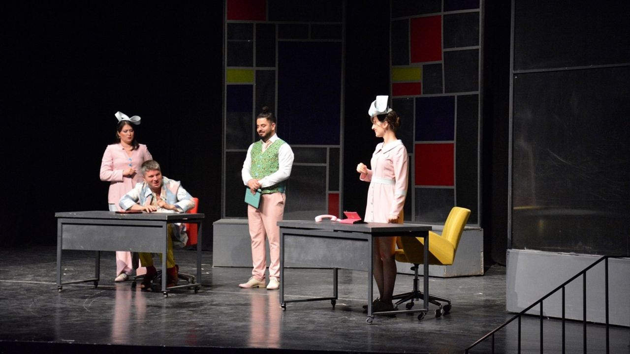 Bursa'da 'Hevesi Kursağında Kalanlar Kulübü' Oyunu Sahnelendi