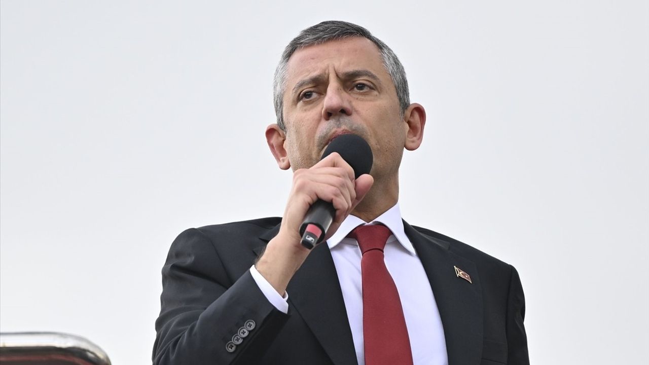 CHP Genel Başkanı Özgür Özel, 23 Nisan'da Anıtkabir Yürüyüşüne Katıldı