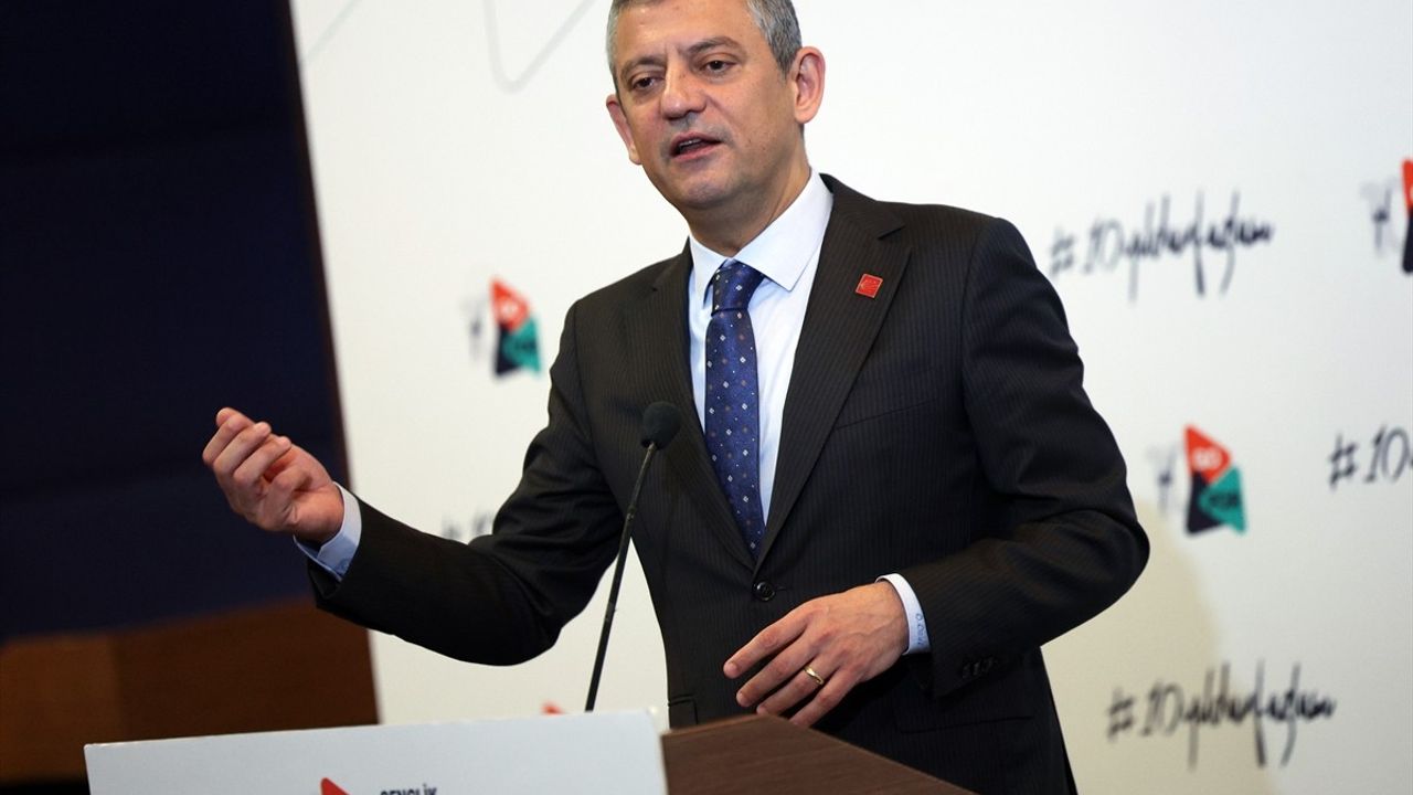 CHP Genel Başkanı Özgür Özel Gençlerle Buluştu