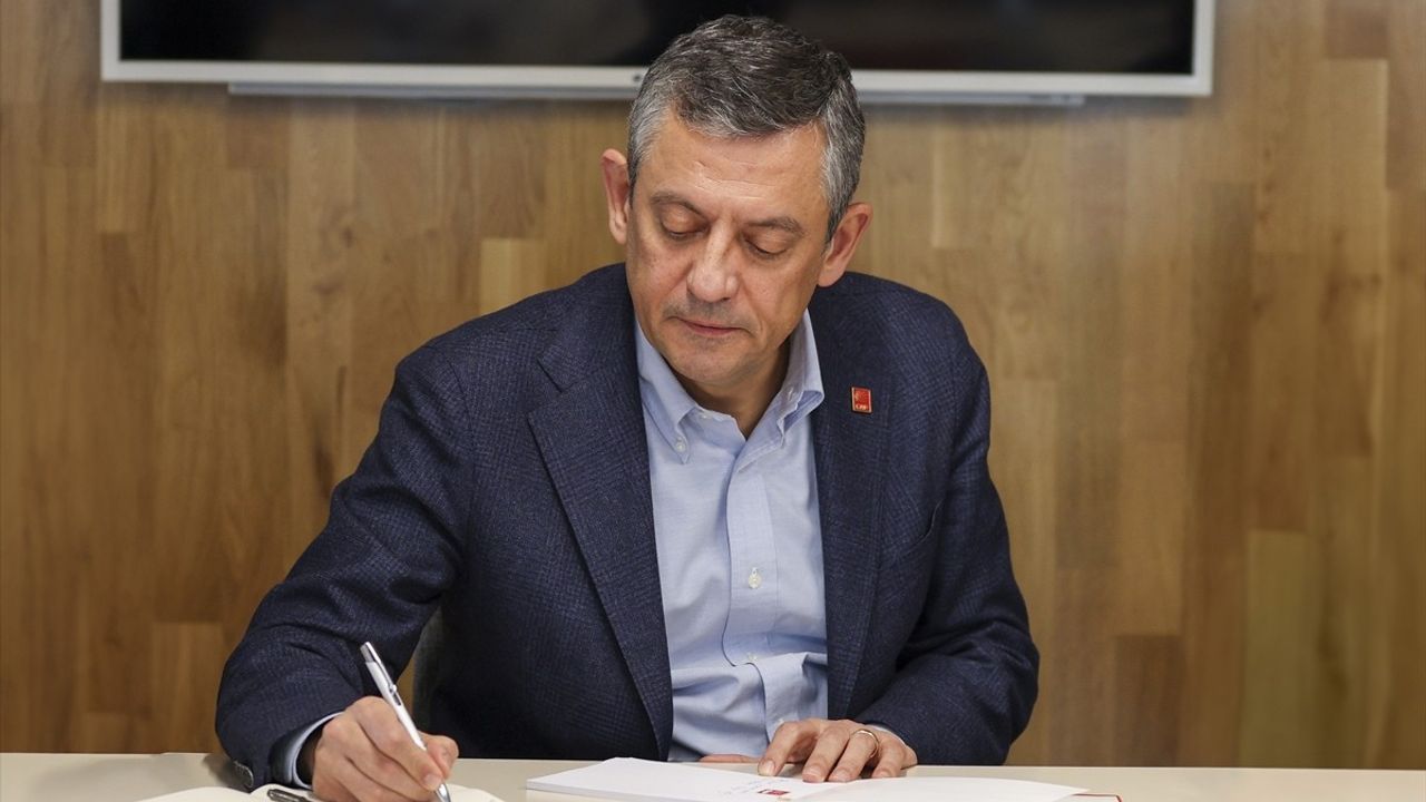 CHP Lideri Özgür Özel Gözaltına Alınanların Aileleriyle Bir Araya Geldi