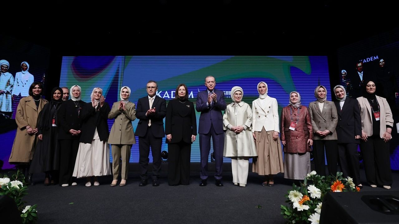 Cumhurbaşkanı Erdoğan KADEM Genel Kurulu'nda Kadın ve Erkeği Birlikte Savundu